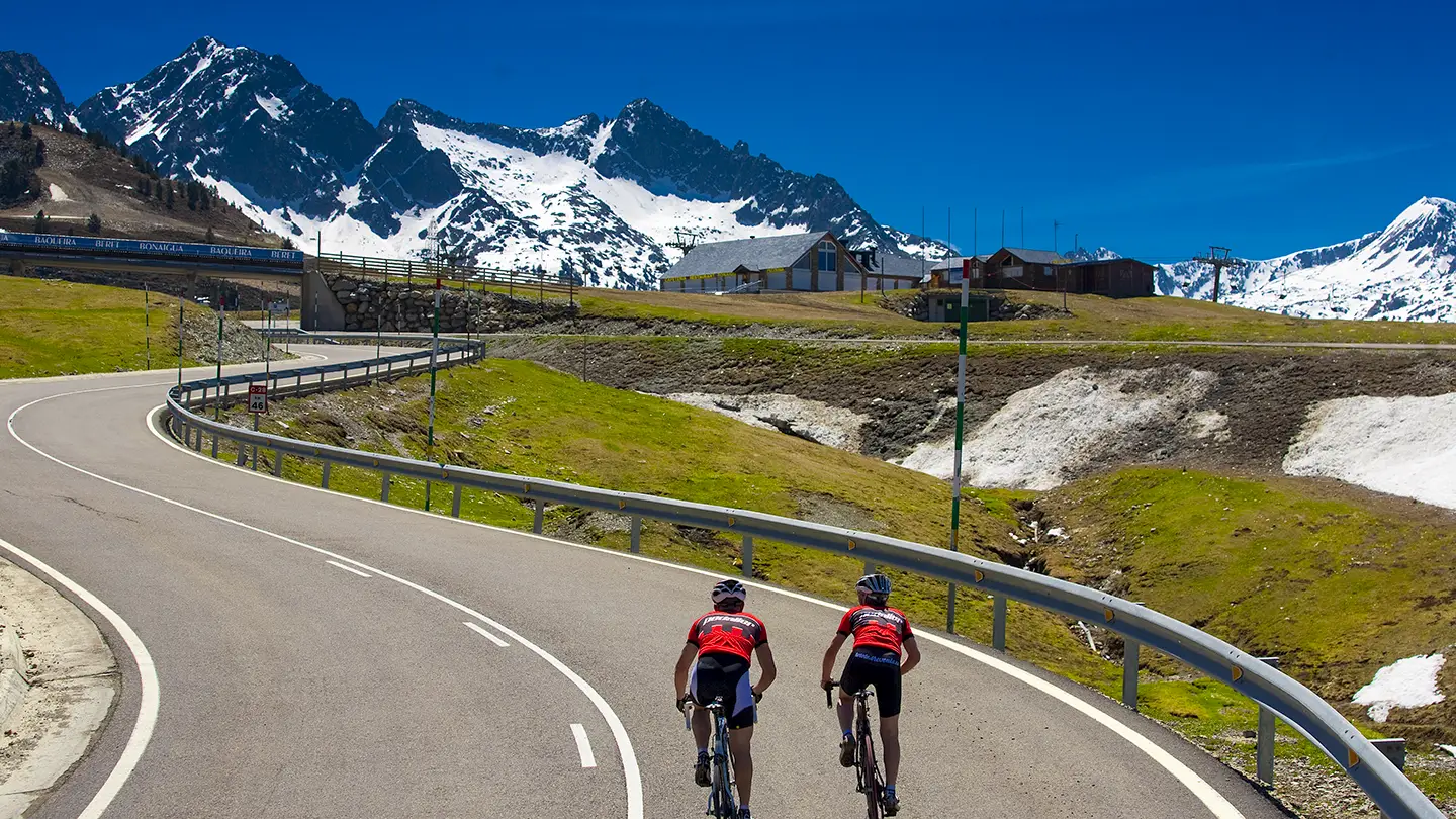 Ciclisti a Bonaigua Pirenei Catalani