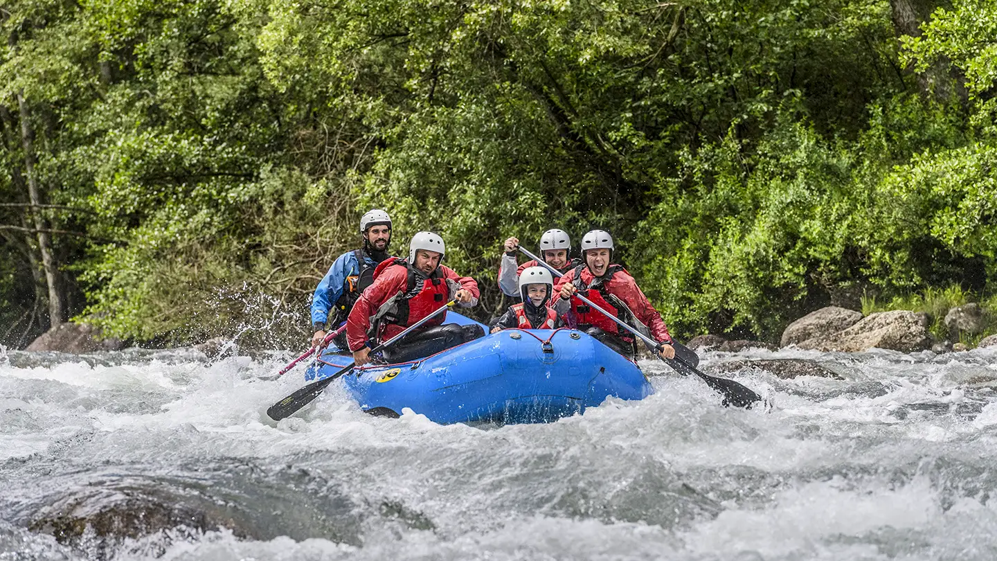 Famiglia che fa rafting nel Noguera Pallaresa