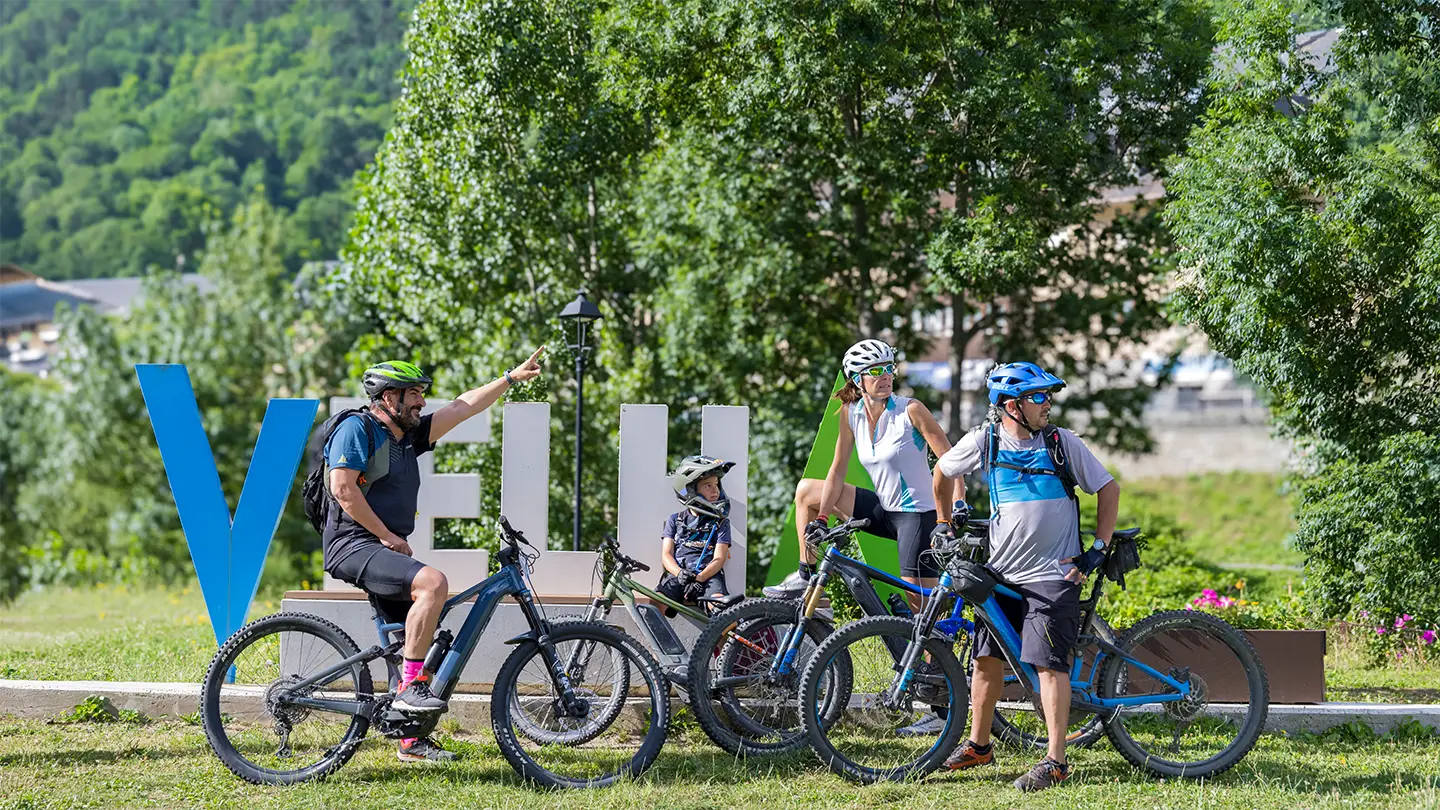 Famiglia in bicicletta in Val d'Aran