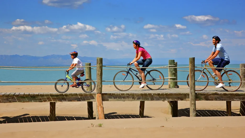 Famiglia in bicicletta nel Delta de l'Ebre