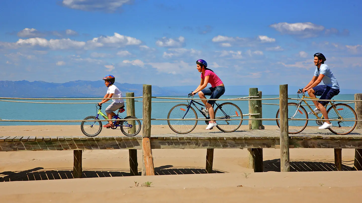 Famiglia in bicicletta nel Delta de l'Ebre