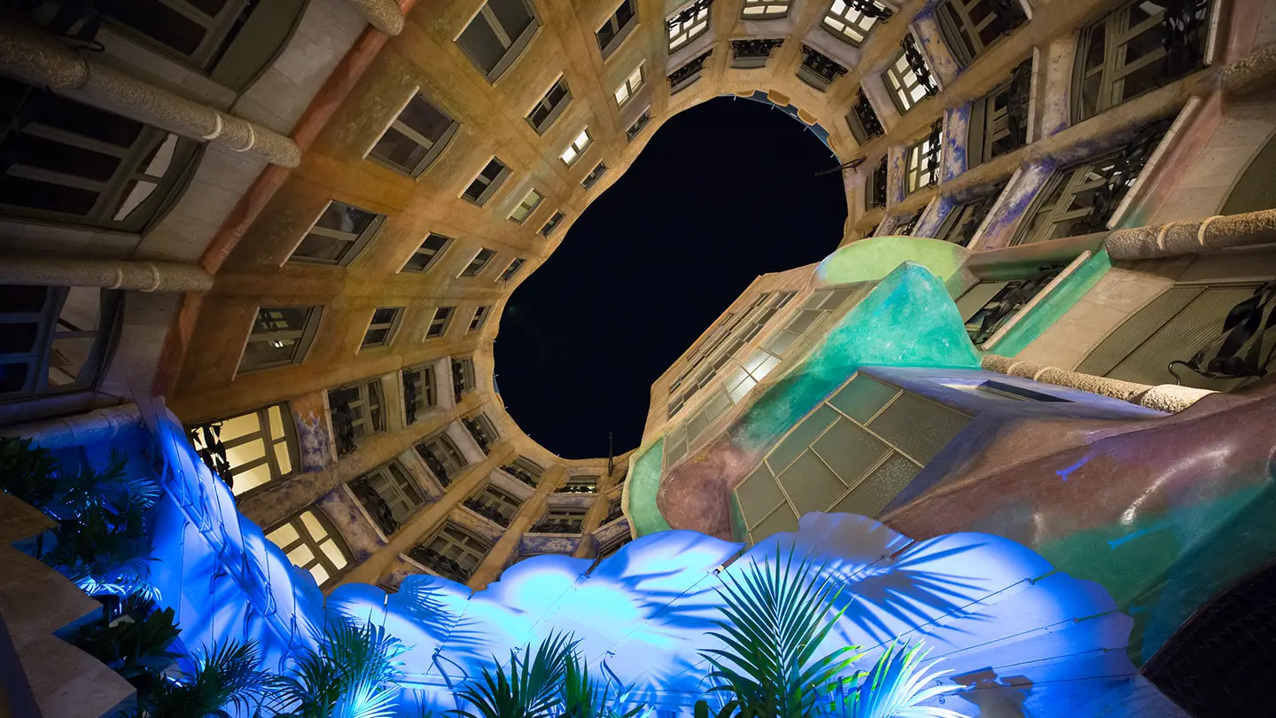 La Pedrera cortile interno di notte